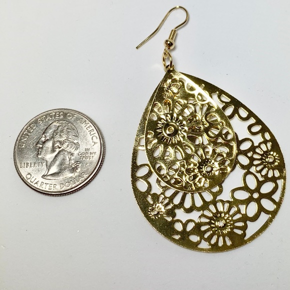 NWT  *BOUTIQUE*   SPARKLY GOLD TONE EARRINGS - Picture 4 of 4